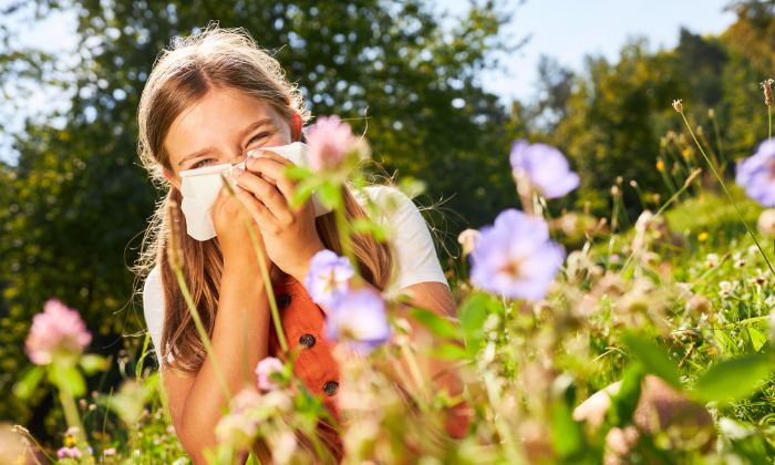 Frühling ist Heuschnupfenzeit. Und davon können auch schon Kinder betroffen sein. © Robert Kneschke/Adobe Stock